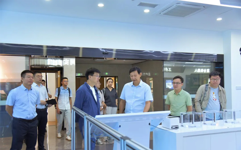 AI银河，安全平权，吉利跨界融合型AI人才培养——广西民族大学相思湖学院应邀出席吉利全域AI智能战略发布会