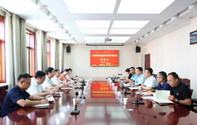 福建三明学院副校长吴龙来陇东学院考察交流